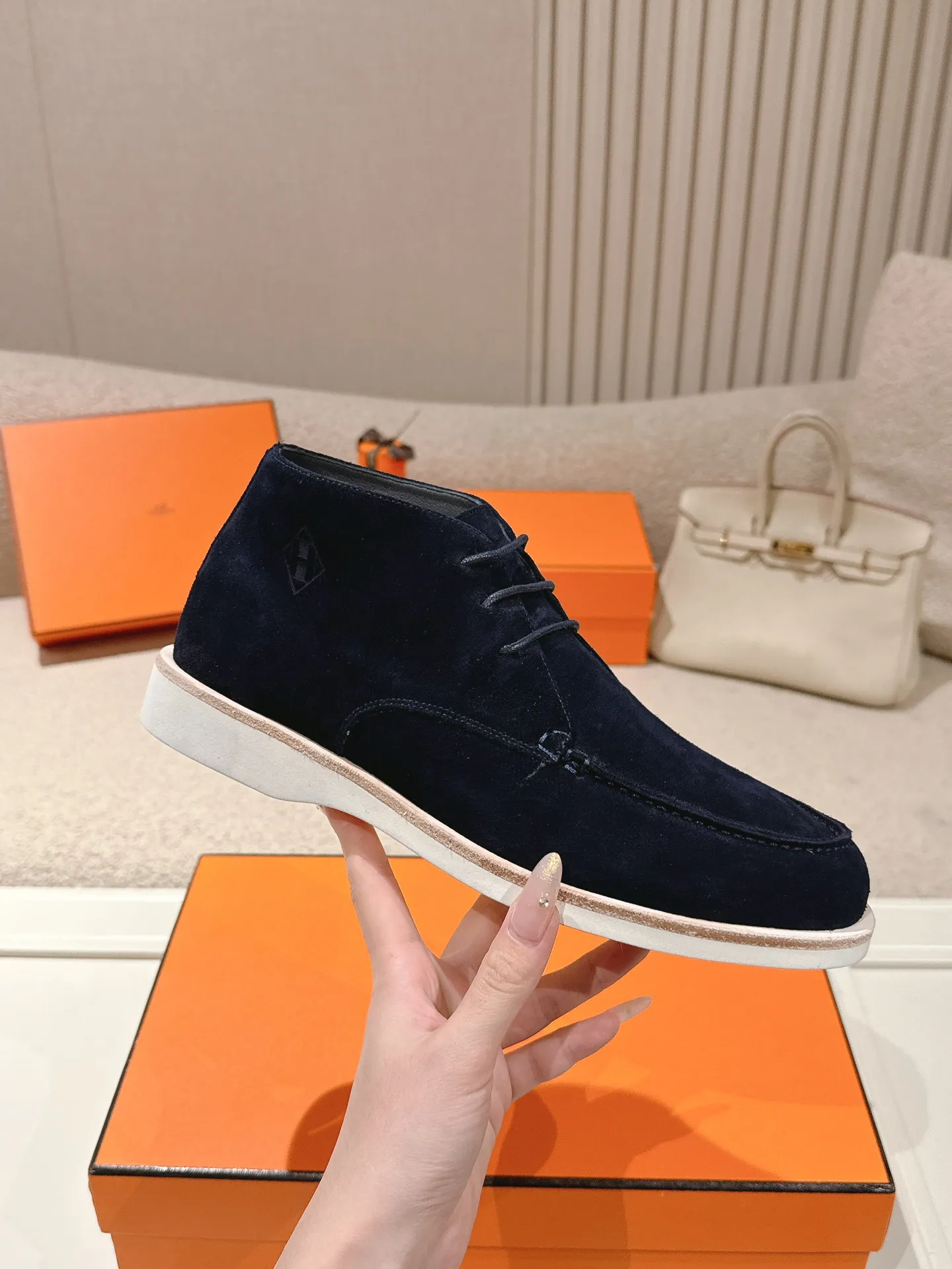 Men's Men's Shoes 660💰 Hermes men's size #26ss calfskin derby shoes, decorated with signature "H Diamant" details for a stylish and casual style. Fabric: Cow suede Lining: Mixed sheep lining Outsole: Genuine leather welt + original TPU Bottom thickness: 3CM Code number: 39-45 (customized at 46.47)